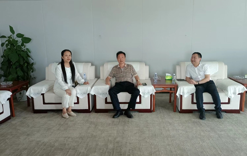 岳氏集團(tuán)董事長(zhǎng)岳平安、北京中郵鴻運(yùn)董事副總黃貴斌拜訪中展航空